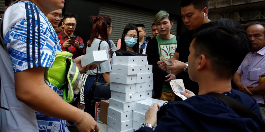 AaronAMason's tweet image. Scalpers are already reselling the iPhone X outside of Apple Stores #AppleNews #iPhoneX