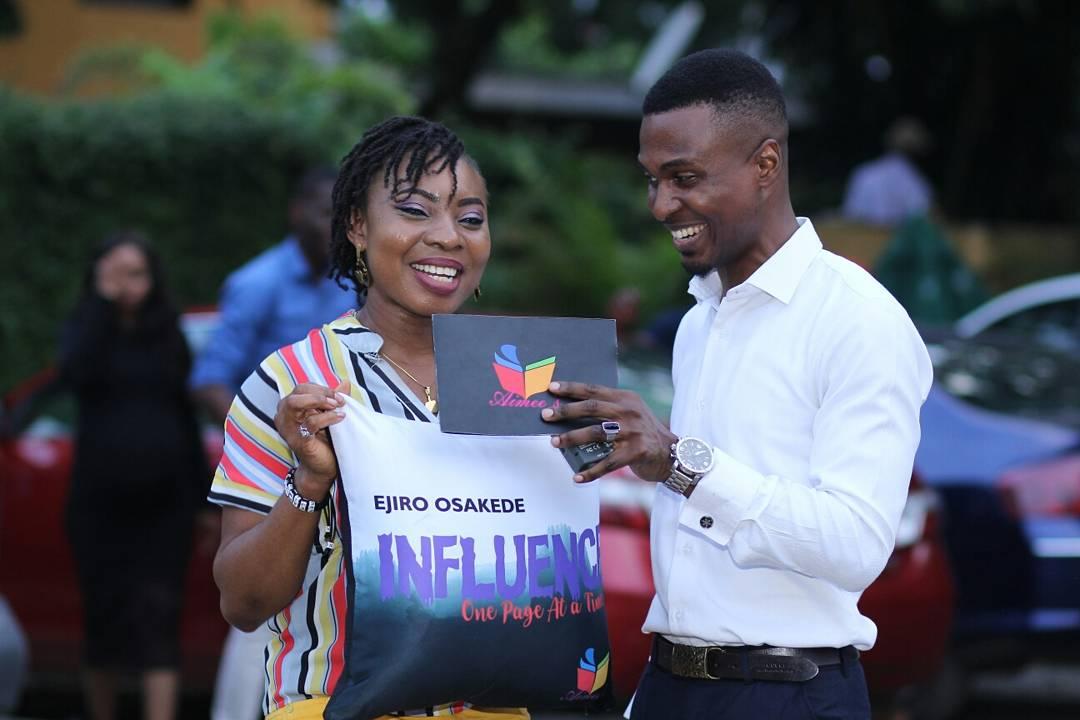 aimeeslearn's tweet photo. Catch all the juice... Pics and all 😄😉 #ABookInHandLIVE 2017
👉👉 https://t.co/wLDS1tp3td
#VideoCoverageLoading... https://t.co/frSB7l3I9Z