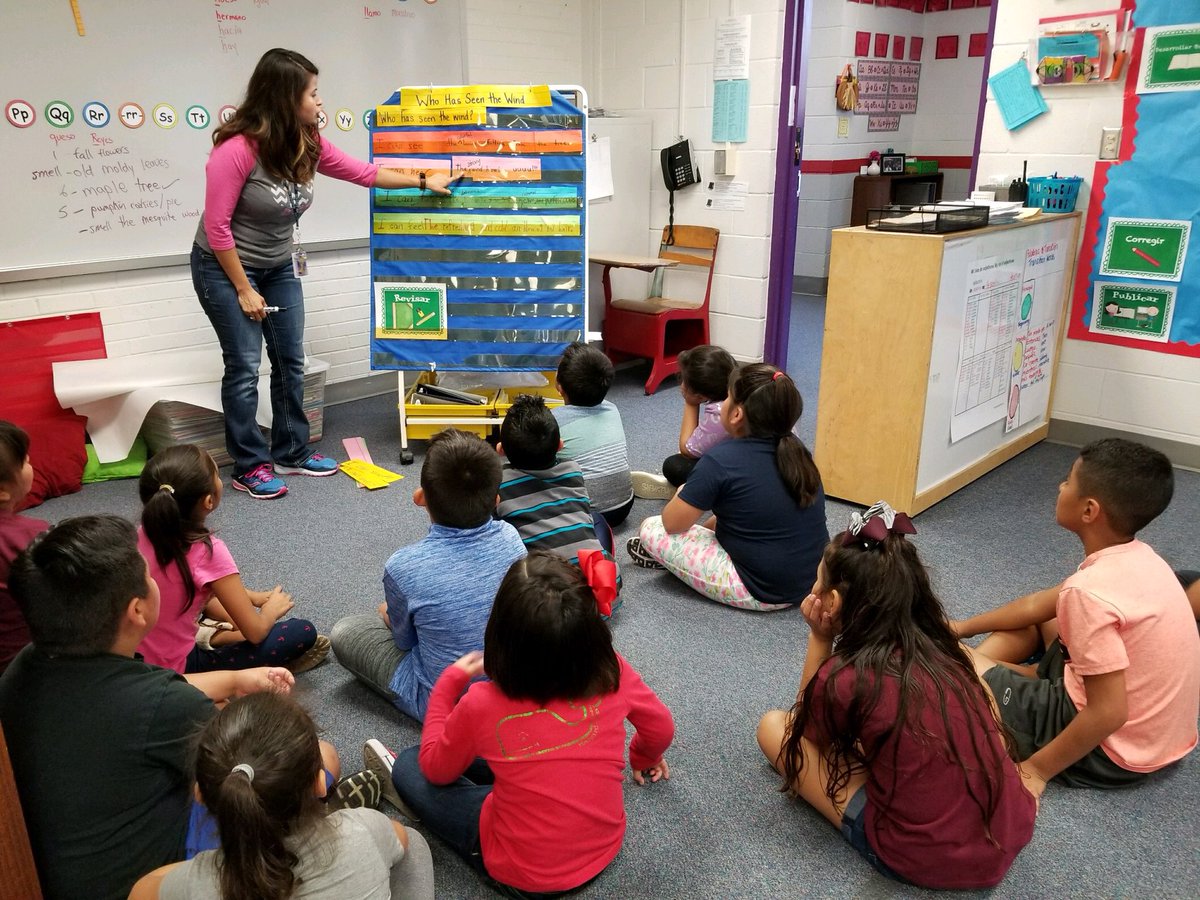 creyesx4's tweet photo. Class learning about writing poems with sensory details @webbcubs @clau_harrison4 https://t.co/3xxfhQHK72