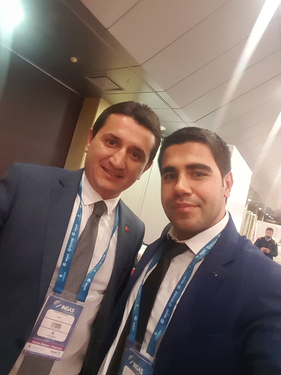 ersahdlr's tweet photo. EPDK Doğalgaz Daire Başkanımız Sn.Hüseyin Daşdemir'le Kongre Bitiminde Son Hatıra Fotoğrafı #INGAS2017 @DasdemirHuseyin https://t.co/auSUgQ4KE7