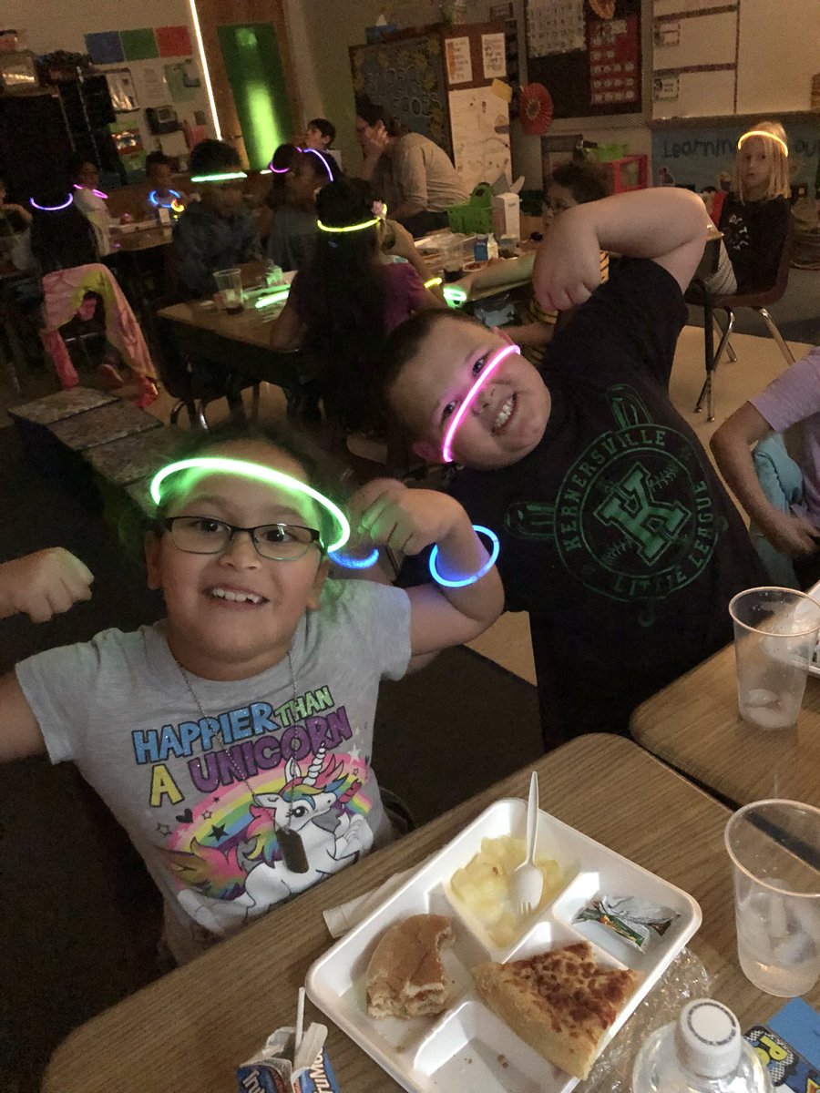 melwlkr2000's tweet photo. Power Point Party for these Super Heroes! #goodbehaviorrocks https://t.co/DnAFAdGEFn
