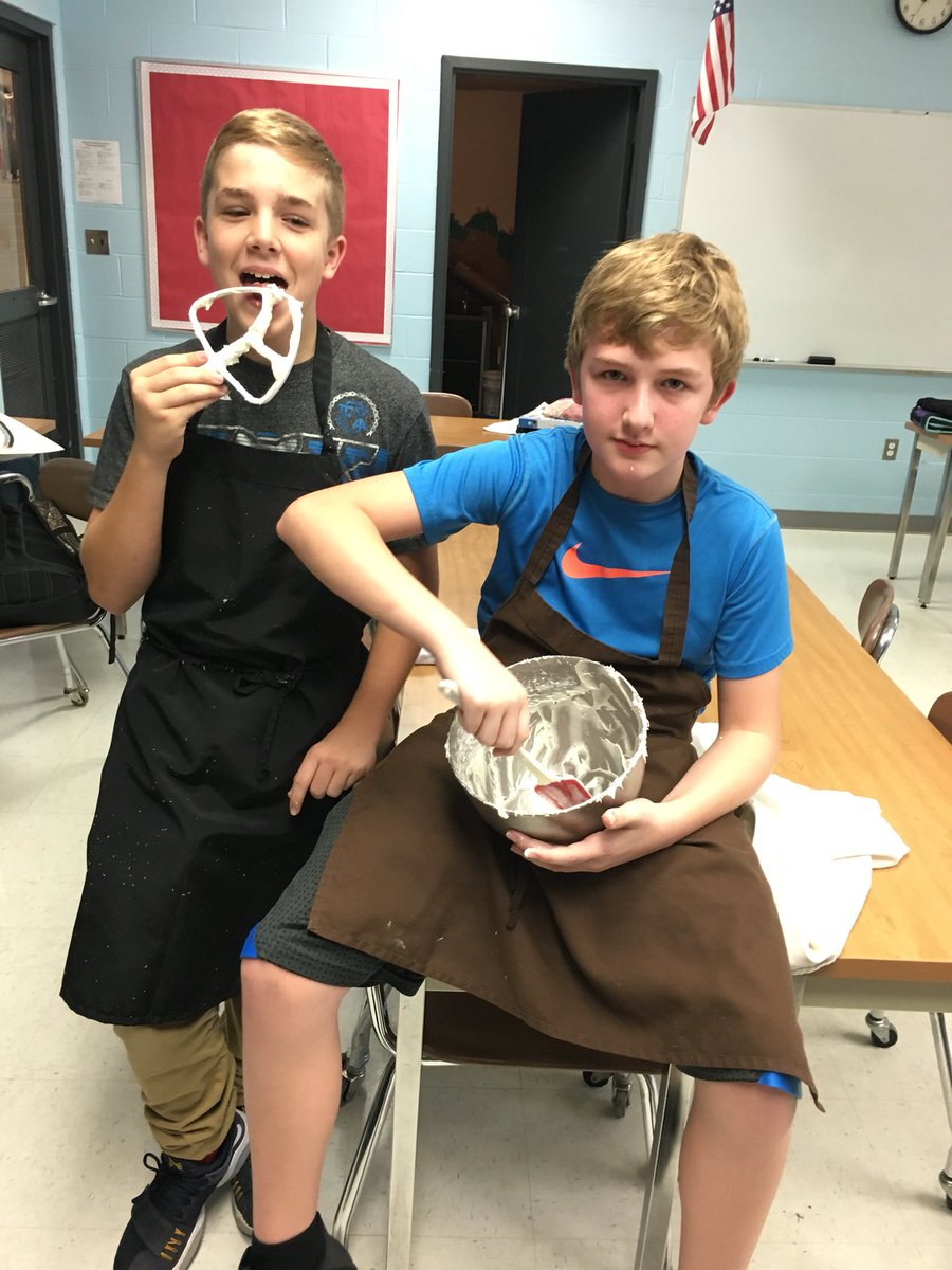 SchulzScottA's tweet photo. You are never too old to lick the beaters @TurkeyRunSchool . #FACS #60yearsofwarriorpride #yummy #sugar https://t.co/ucwS22FaZK