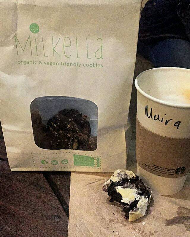 Cravings de domingo lluvioso 🤤🍪☕️ #coffeetime #cookies #milkellalover 📷: @mayskarita