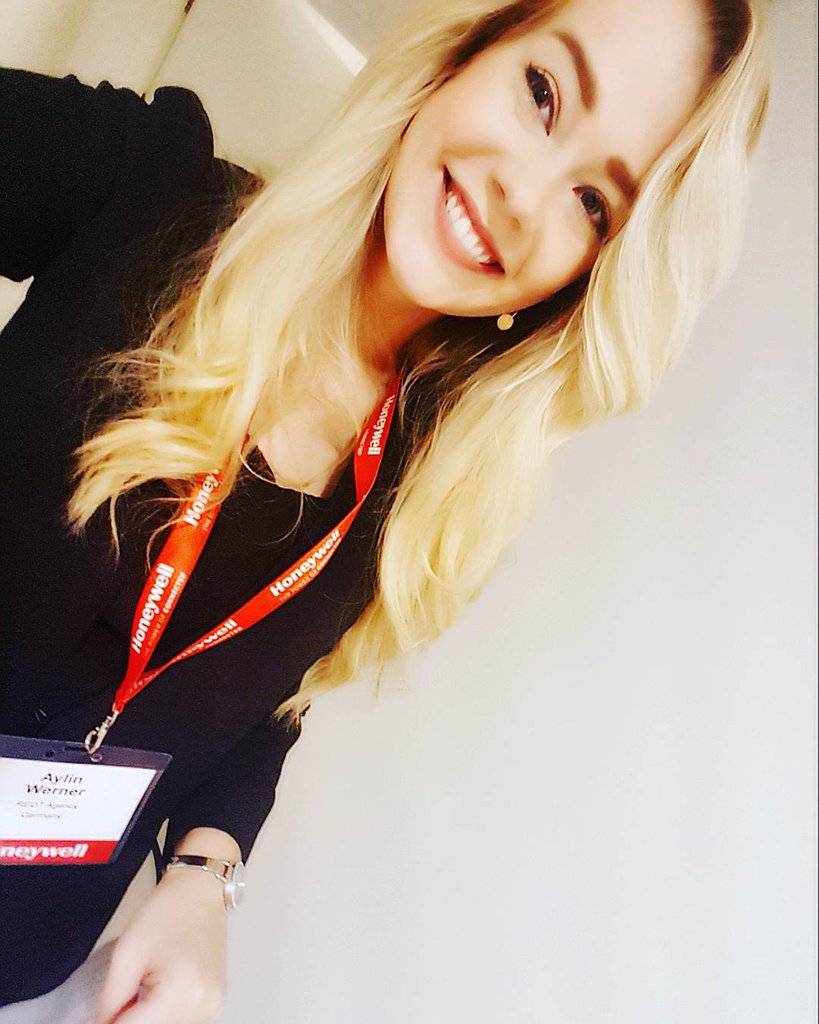 aylinwofficial's tweet photo. 🎤🎙 #emcee #aylinwerner #red7live #honeywell #honeywellprocesssolutions #speaker #presenter #host #spokesperson #business #marketing https://t.co/33Fm61tw8V