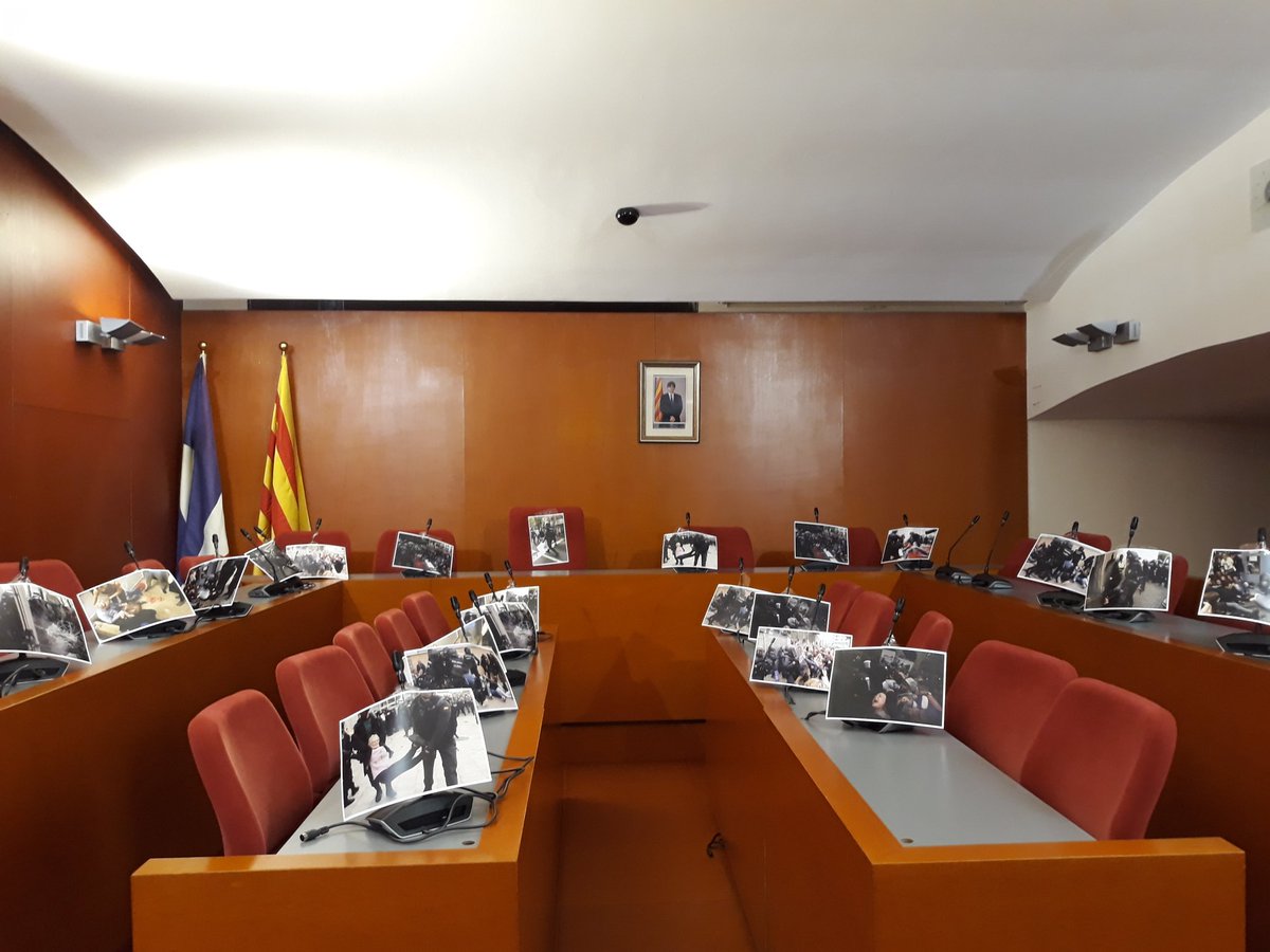 CDRSantBoi's tweet photo. Hem dignificat col·lectivament l'Ajuntament. Fem fora el borbó, legitimem el nostre president. #LlibertatPresosPolítics. No + equidistància. https://t.co/w2EGRczSNM