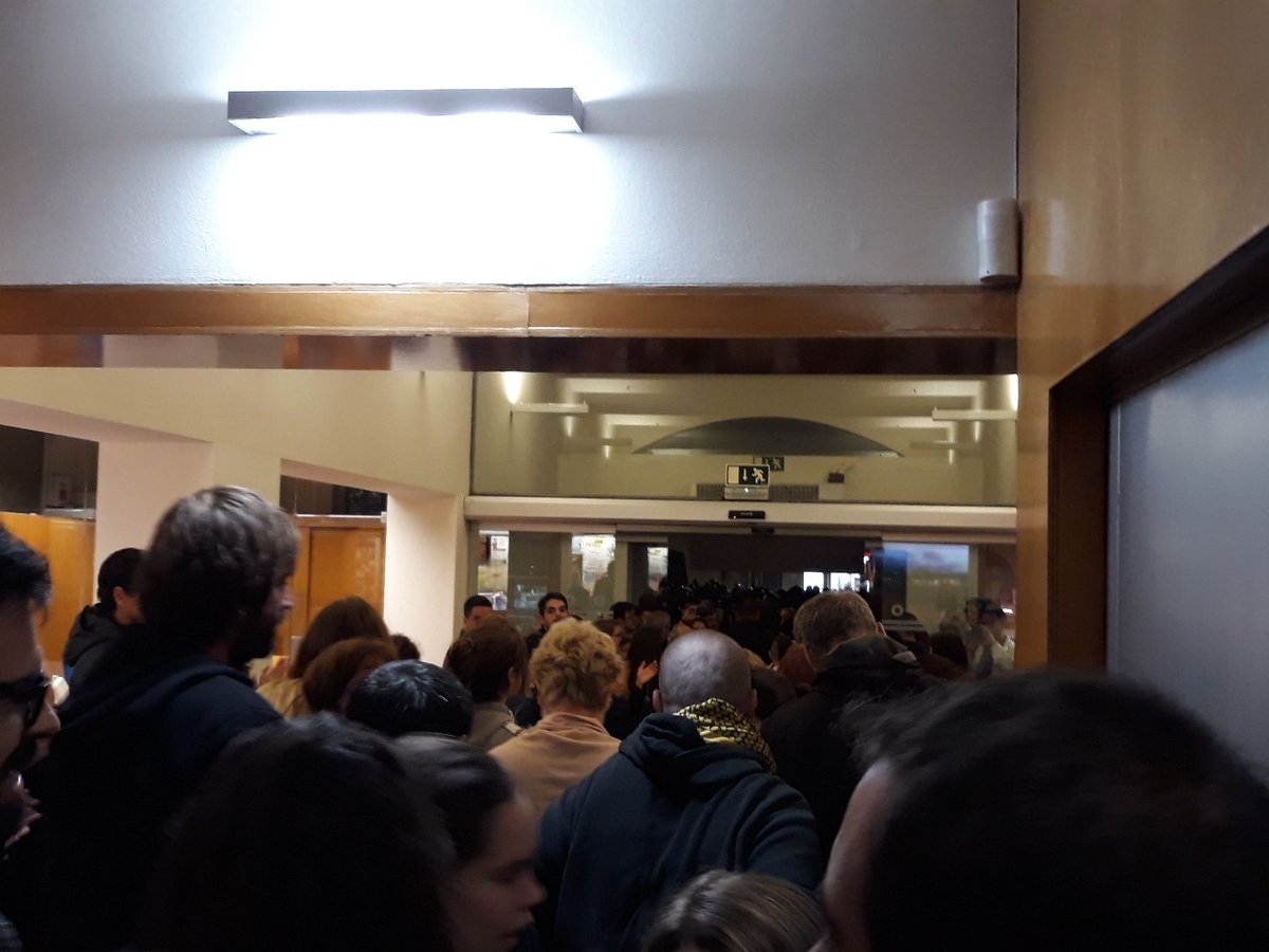 CDRSantBoi's tweet photo. Hem dignificat col·lectivament l'Ajuntament. Fem fora el borbó, legitimem el nostre president. #LlibertatPresosPolítics. No + equidistància. https://t.co/w2EGRczSNM