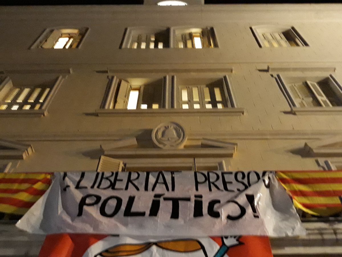 CDRSantBoi's tweet photo. Hem dignificat col·lectivament l'Ajuntament. Fem fora el borbó, legitimem el nostre president. #LlibertatPresosPolítics. No + equidistància. https://t.co/w2EGRczSNM