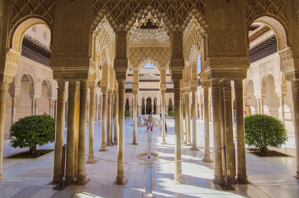 SitiosdeEspana's tweet photo. "Dale limosna, mujer,
que no hay en la vida nada,
como la pena de ser
ciego en #Granada."
https://t.co/Vir9XU8Krb