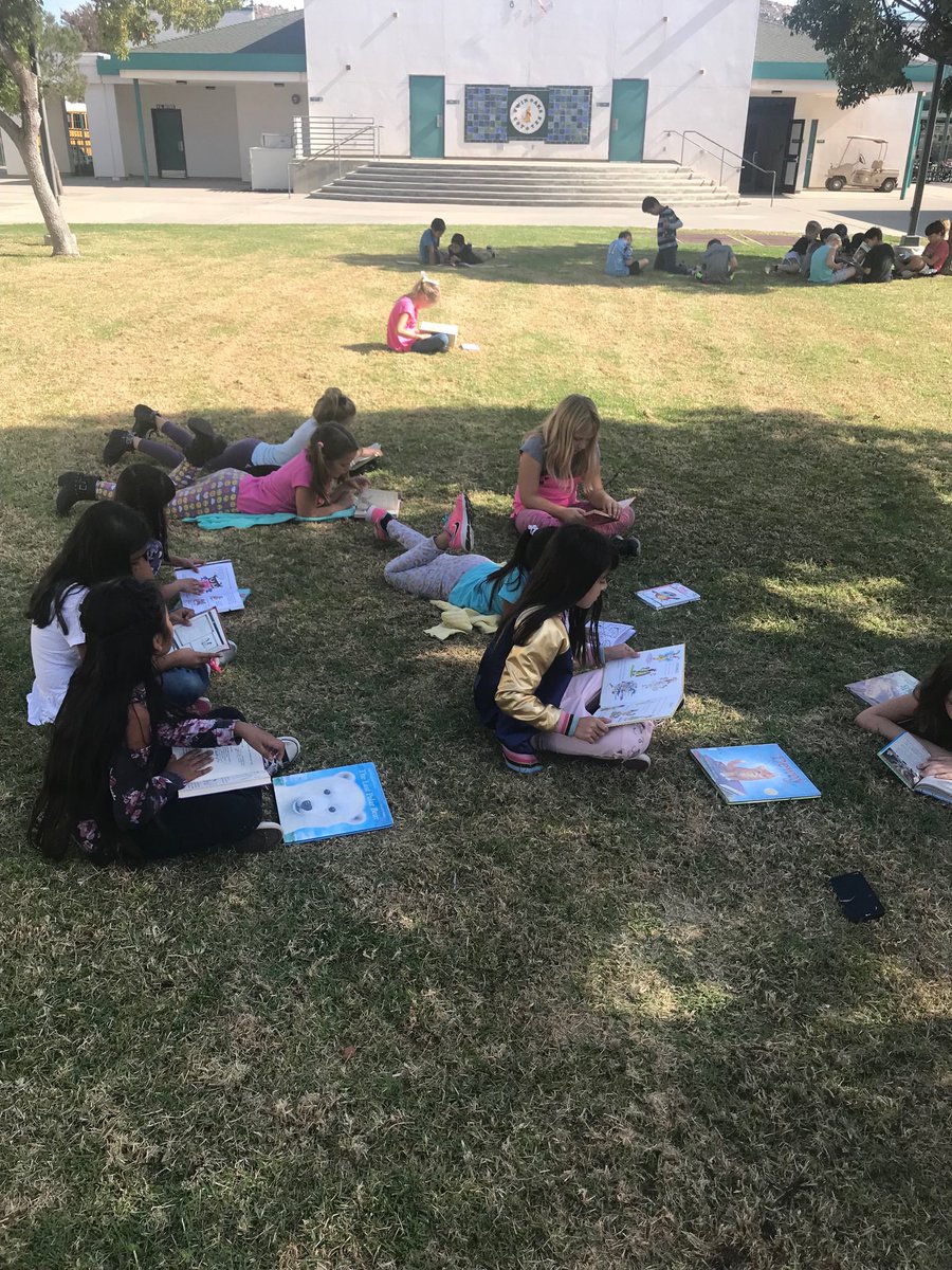 Agelu22's tweet photo. These @twinoakscoyotes FINALLY enjoying their library reward: ☀️ reading in the lawn 🤓#TwinOaksStrong https://t.co/09QkBlUAJj