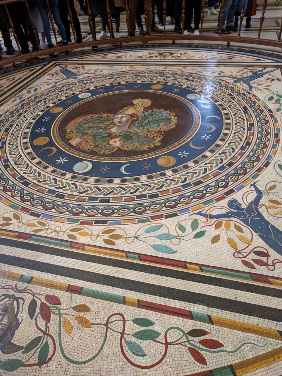 SpaTranslations's tweet photo. @LINEWebtoon #AthenaComplex Athena, you look really great in here. #MuseumVaticano https://t.co/icO2ZINEdS