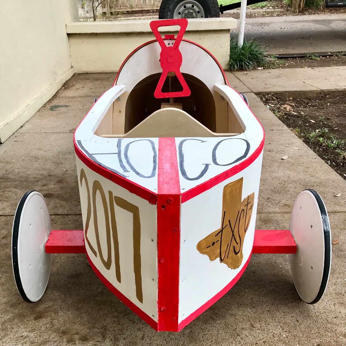 TXSTODPHI's tweet photo. Our box car is ready to roll 😎🏁 #SoapBox50 #TXSTHC https://t.co/vLuLy5w3Id