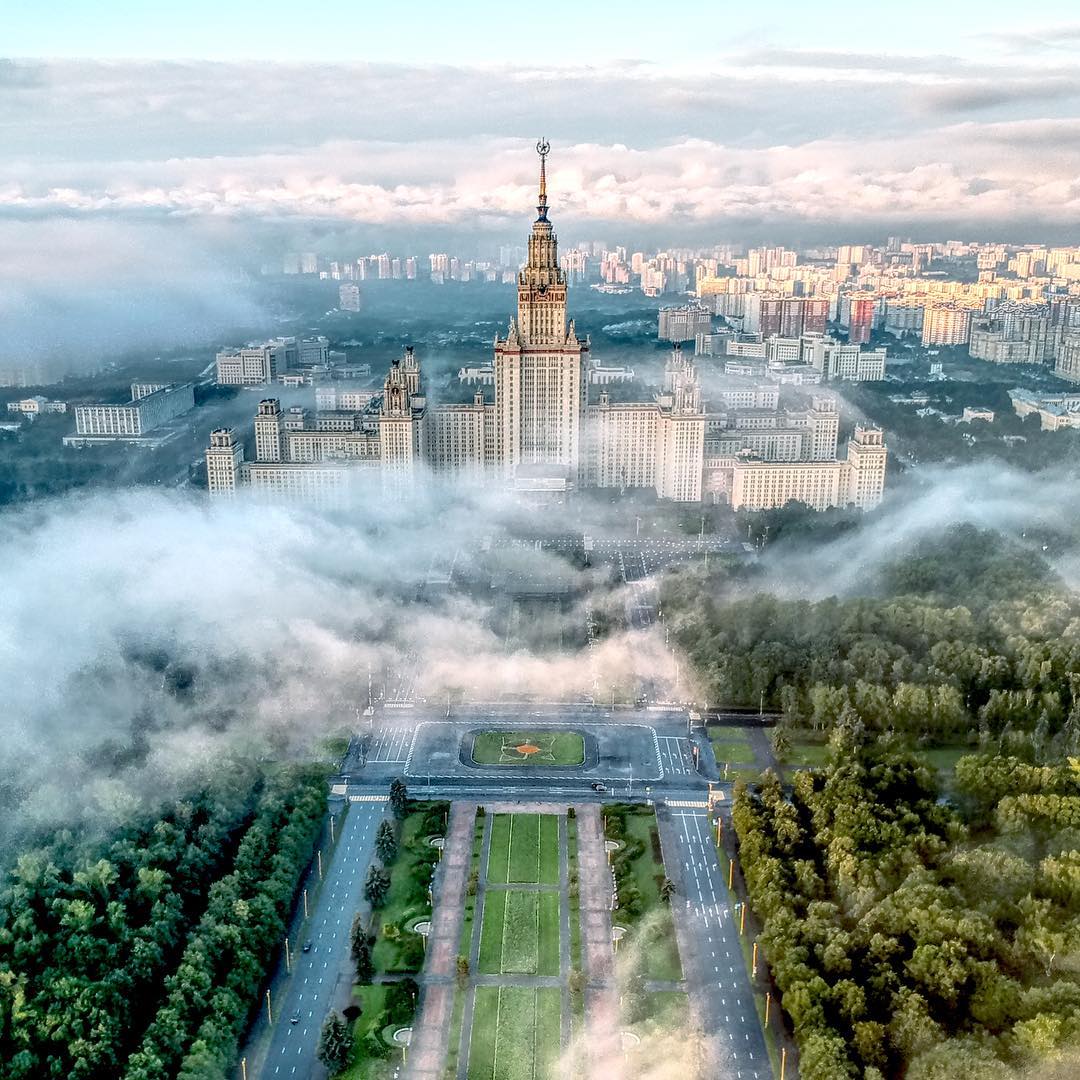 TourgratisRusia's tweet photo. La Universidad Estatal de Moscú a través de las nubes
https://t.co/eWYH4wRT2M
#excursionenespanol #latinosenrusia #trip #tour #tourenrusia https://t.co/9r3lNUZC6p