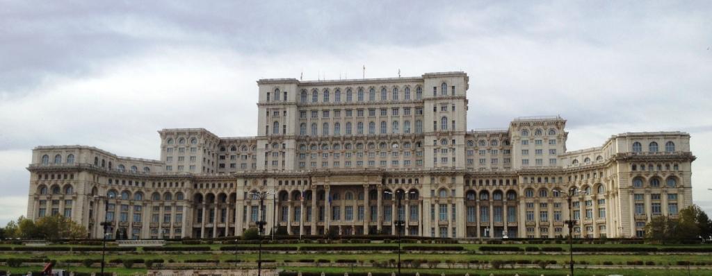Ausbildung_Psyc's tweet photo. Hier ein Eindruck einer Reise nach #bukarest in #rumänien : Der Parlamentspalast https://t.co/4hbybZxD2Y