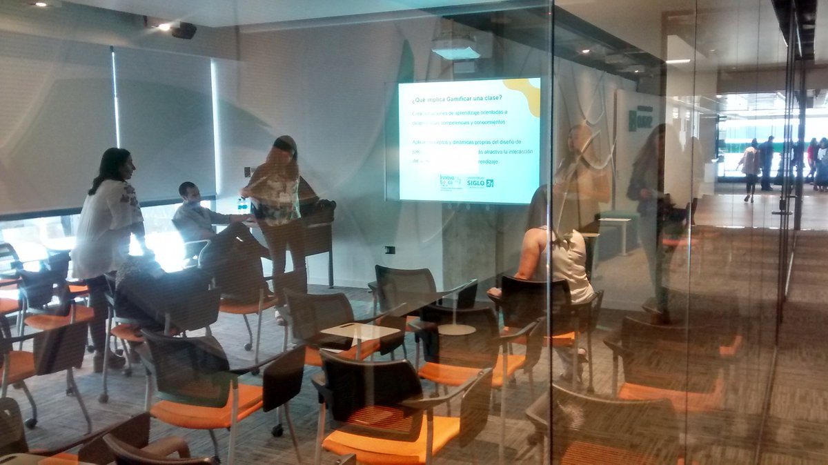 elimpanero's tweet photo. Experiencias y resultados proyectos #innovatuaula. Profesores ultimando detalles para las sesiones en paralelo @LaSiglo21 @LauraRossso https://t.co/KaVKw3jNR6