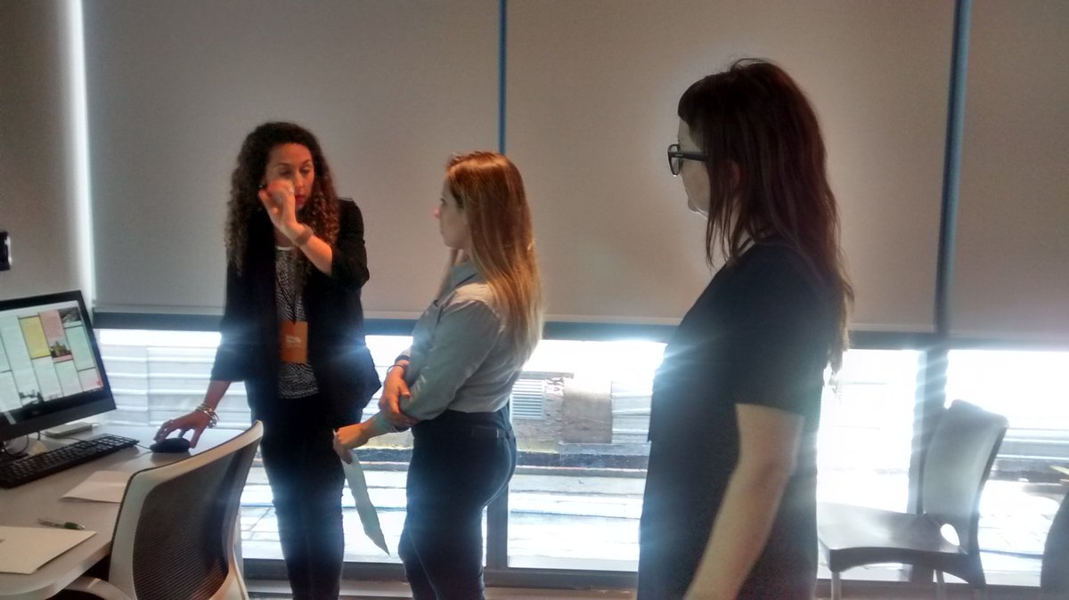 elimpanero's tweet photo. Experiencias y resultados proyectos #innovatuaula. Profesores ultimando detalles para las sesiones en paralelo @LaSiglo21 @LauraRossso https://t.co/KaVKw3jNR6