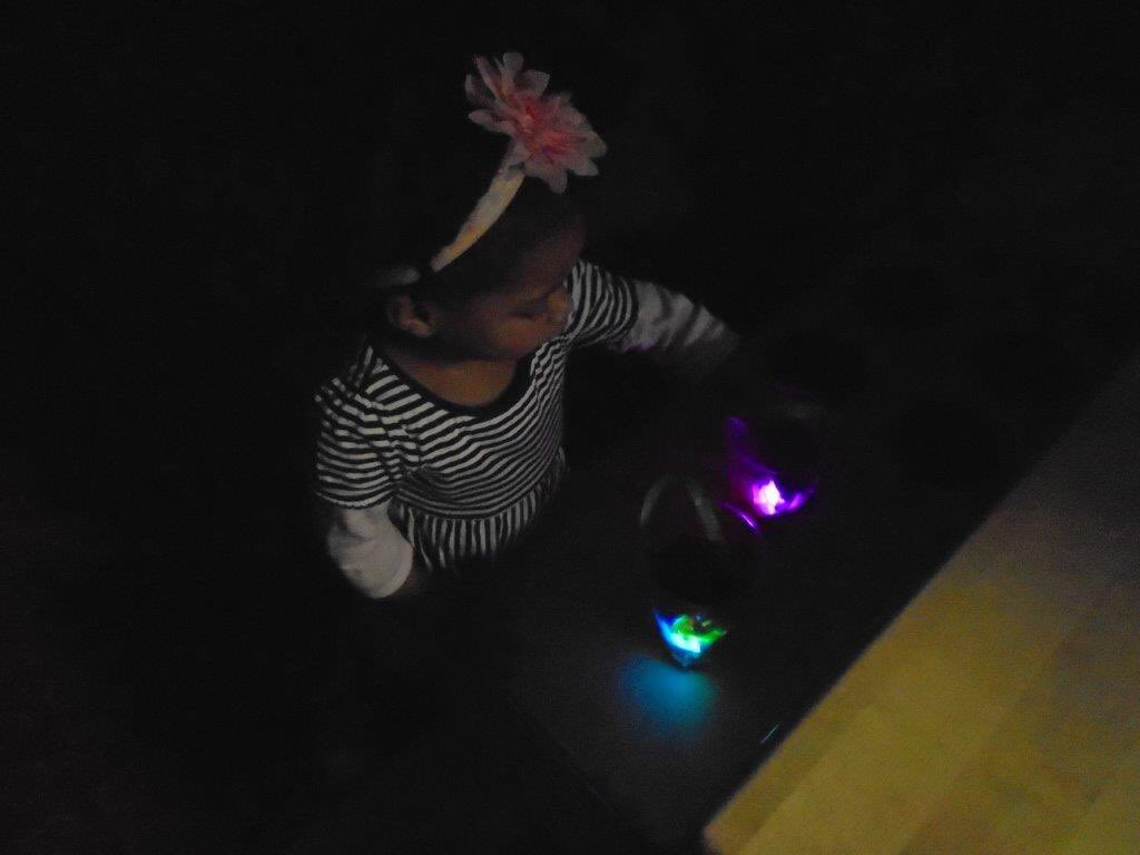 KidsIncUK's tweet image. Chingford Caterpillars are loving their light up lanterns in the dark #fireworkfun #beautifulcolours