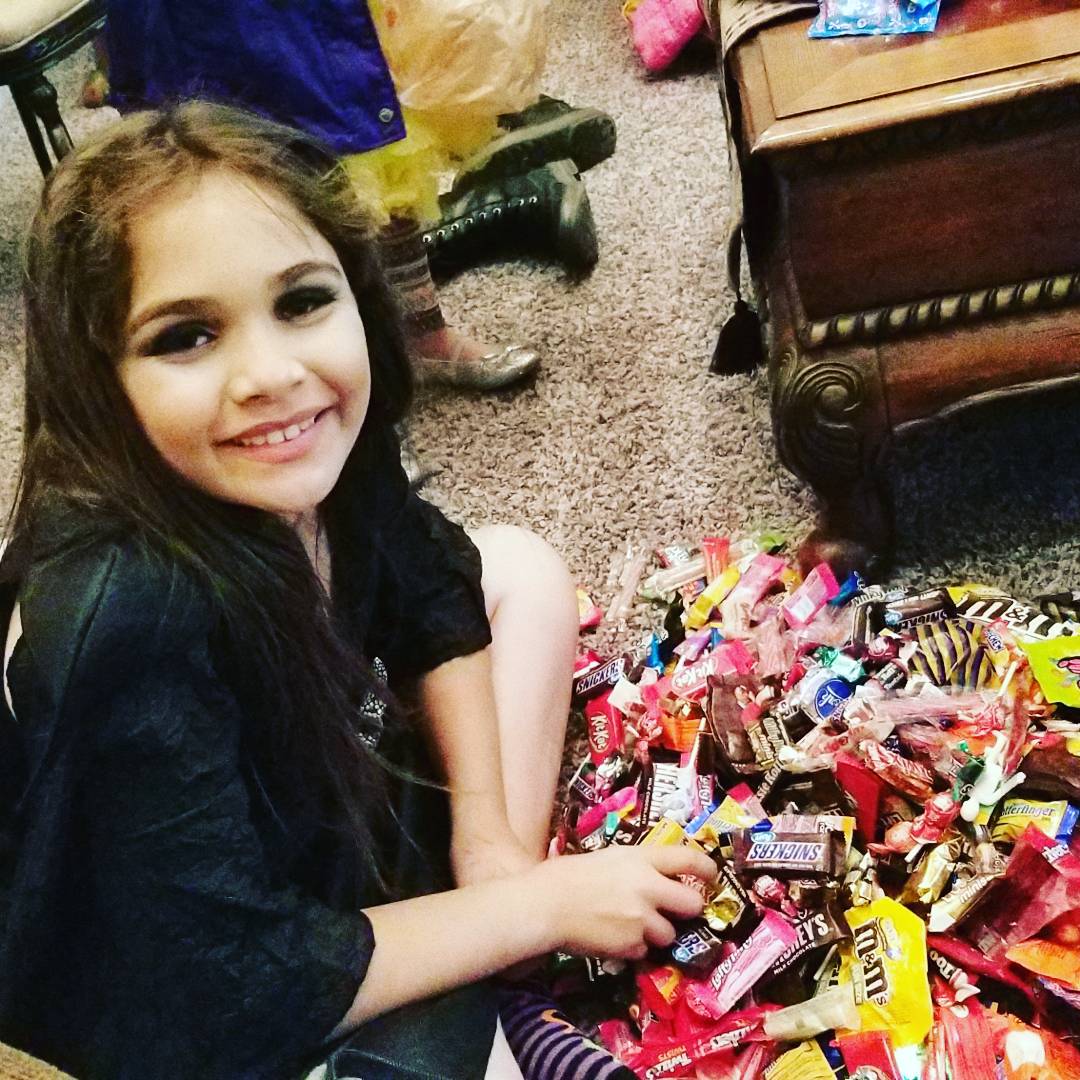 JumpBlue23's tweet photo. Halloween Loot!!! #Candy #family #halloween #blue23 https://t.co/9tdoWjECgH