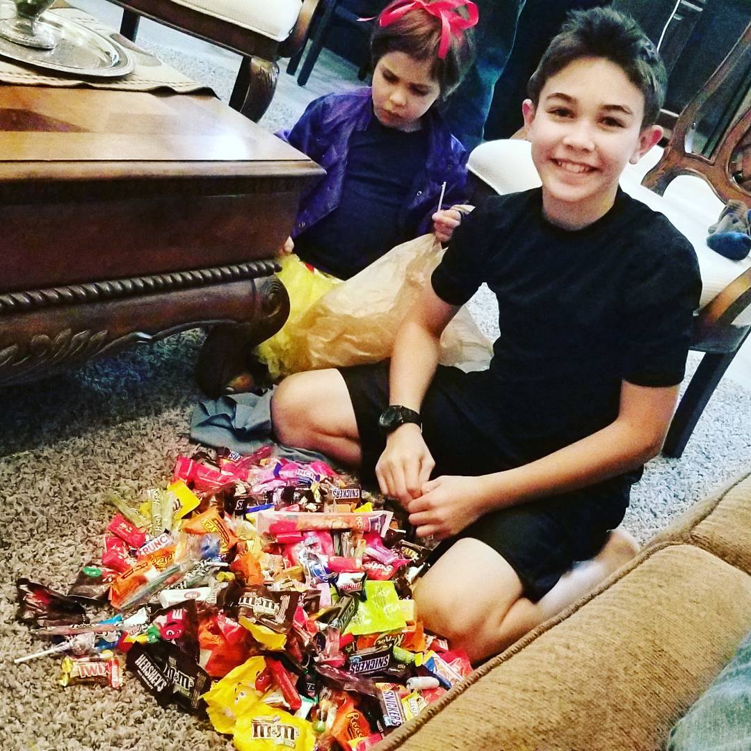 JumpBlue23's tweet photo. Halloween Loot!!! #Candy #family #halloween #blue23 https://t.co/9tdoWjECgH