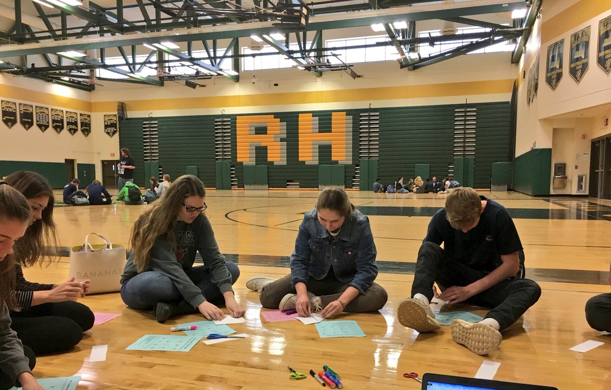 rhlinkcrew1718's tweet photo. @rhlinkcrew1718 making #fortunetellers for #cookieinvasion !💚💛 https://t.co/ljXE2BuFPg