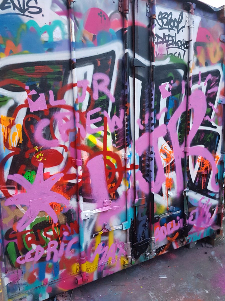 Lesjoyeuxrecycl's tweet image. Ce soir, c'est atelier graff chez les #Joyeux #recycleurs ! 👩‍🎨👨‍🎨🎨#Aérosol #LJRcrew #FridayFeeling