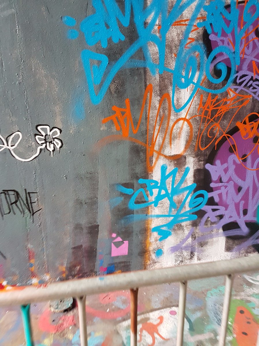 Lesjoyeuxrecycl's tweet image. Ce soir, c'est atelier graff chez les #Joyeux #recycleurs ! 👩‍🎨👨‍🎨🎨#Aérosol #LJRcrew #FridayFeeling