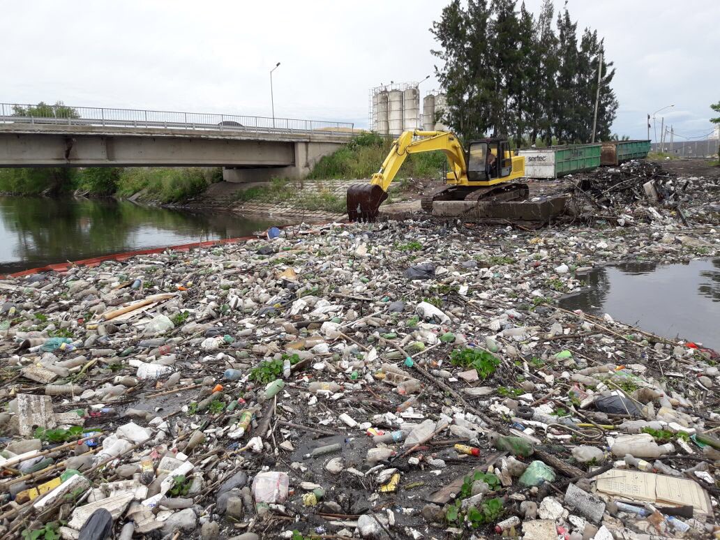 RioReconquista's tweet photo. No, no es una calle, ni un basural.
Es el Río Reconquista
Abandonado durante años https://t.co/kbJPKUHj8D