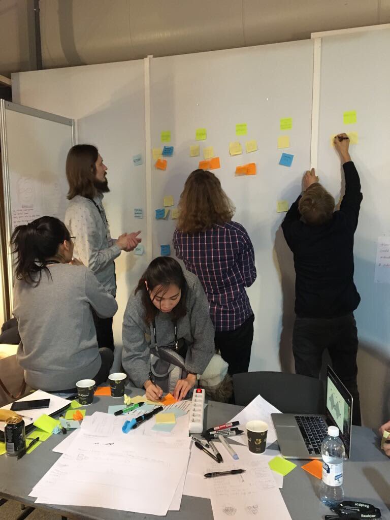 SitraFund's tweet image. Design Hackathonilla parempaa #sote’a? 6 tiimiä tarttui Hack the Healthcare -haasteeseen. #dashhack Tapahtumasta: thedash.fi