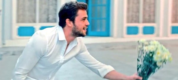 DdfcSeyda's tweet photo. Gülüşü güzel yakışıklım çiçeklerimle gelsem sana yine de olmaz mı❤️❤️❤️ @tolgasaritas #TolgaSaritaş https://t.co/vdx3DTg0ma