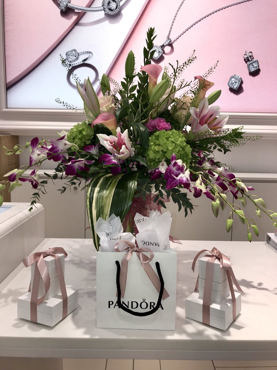PANDORAptbo's tweet photo. How beautiful is this bouquet from @vangoghflowers ? Thank you for helping us celebrate our 1 year anniversary! ๐ท๐ฑ๐ธ๐ #towerevent https://t.co/vKO9Q95HPZ
