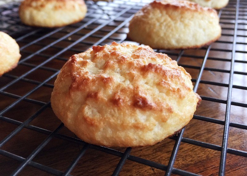 Rum in de Coconut Keto Cookies glutenfreeyummy.com/rum-in-de-coco…