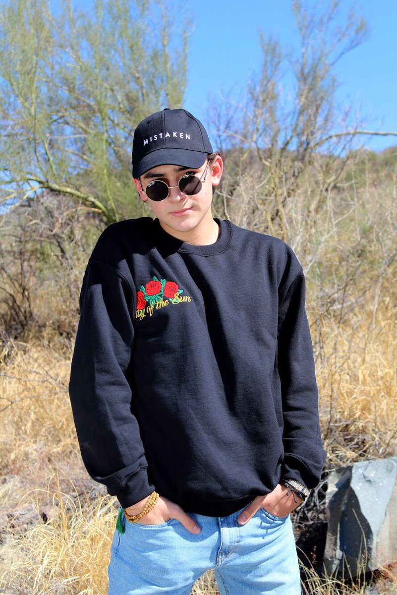 cityofthesunhmo's tweet image. Vol.2 disponible / City of the Sun 🌺 
Ps/ @alexiahdzrocha 📸
.
#Lubbert  #teamcos #invierno2017