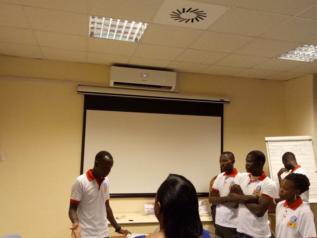 mbakatre's tweet photo. Cette team propose une plateform de #FakeNewsChecking @yabsi1er @metsi2 @sanonhadja @rodriguetwit @y_jus @disalouka #Hackathon226 #SNI2017 https://t.co/QpPs9JLoRB