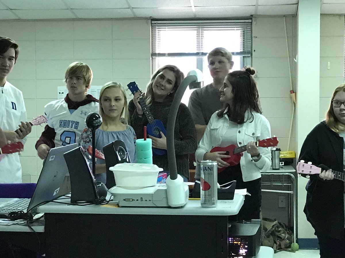DatesmanDebra's tweet photo. Juniors jammin’ with Ms Mooneyham’s class. Bringing smiles all around. #cougarstandard #SBHS https://t.co/lW3cCeyc4Z