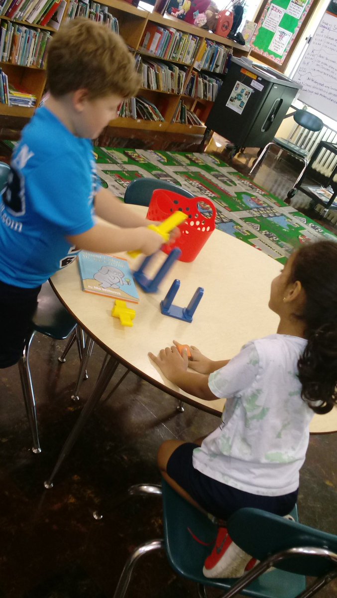 DWSMediaCenter's tweet image. Get a load 😆 of these levers grade 1 builds and works with to explore Simple Machines #WeehawkenTSD #weebuild #inquirylearning