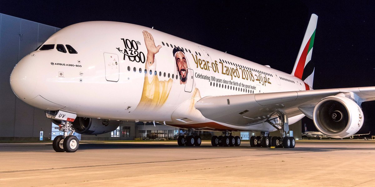 News_Brk24's tweet photo. طيران #الإمارات تستلم طائرتها الـ100 من طراز ايرباص 380A  والتي تزينت بصورة الشيخ زايد بن سلطان رحمه الله.. وشعار  #عام_زايد .
- https://t.co/j6AV63zoFY