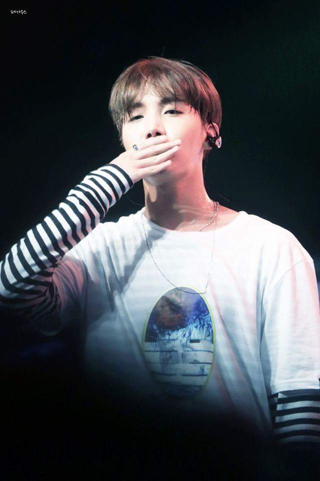 suspendedacc18's tweet photo. [FOTOS] 031117 #ARMYxAMAs #JHOPE

J-Hope es la solución a todo, su sonrisa es la medicina💓.

Cr. a quien corresponda.
-mexicansnakeu https://t.co/k5W8pfF5p7
