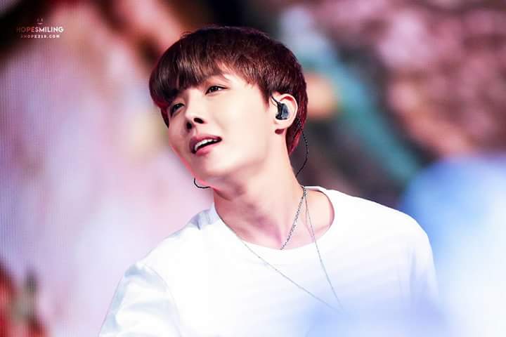 suspendedacc18's tweet photo. [FOTOS] 031117 #ARMYxAMAs #JHOPE

J-Hope es la solución a todo, su sonrisa es la medicina💓.

Cr. a quien corresponda.
-mexicansnakeu https://t.co/k5W8pfF5p7