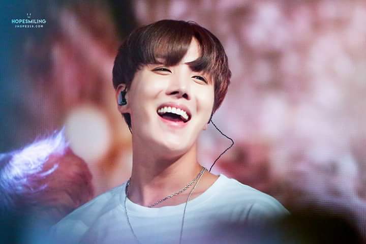 suspendedacc18's tweet photo. [FOTOS] 031117 #ARMYxAMAs #JHOPE

J-Hope es la solución a todo, su sonrisa es la medicina💓.

Cr. a quien corresponda.
-mexicansnakeu https://t.co/k5W8pfF5p7