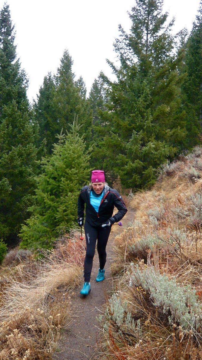 Bumble_and_Bee's tweet image. Bee exiting the "haunted forest" and getting it done on a raw day for 4 X 8min LT bounding intervals up Proctor Trail. #CharacterBuilder
