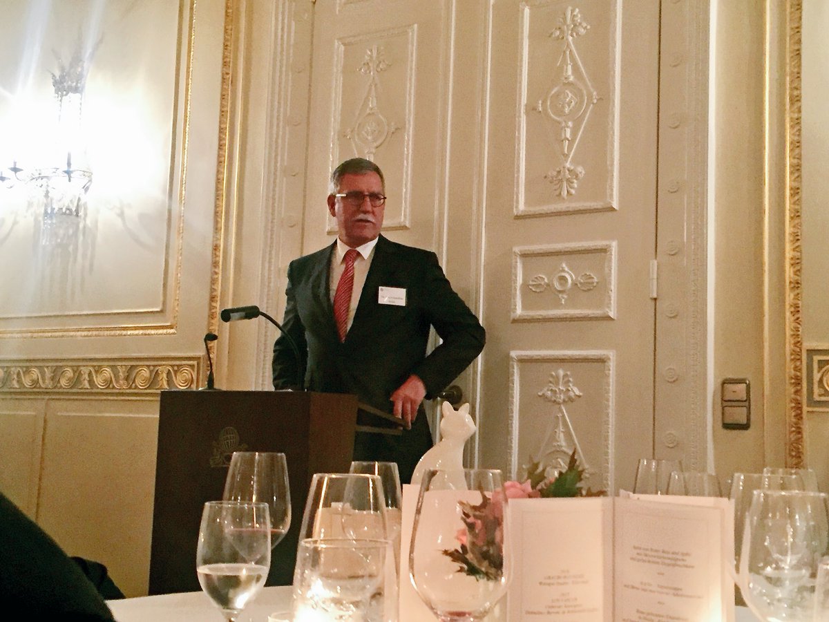 cn_lark's tweet photo. Hamburger Vergabeinstitut verleiht erstmals den Vergabefuchs! Preisträger ist Blomstein-Gründer Dr. Hans-Joachim Prieß. #Lebenswerk https://t.co/eWM7r7XLoN