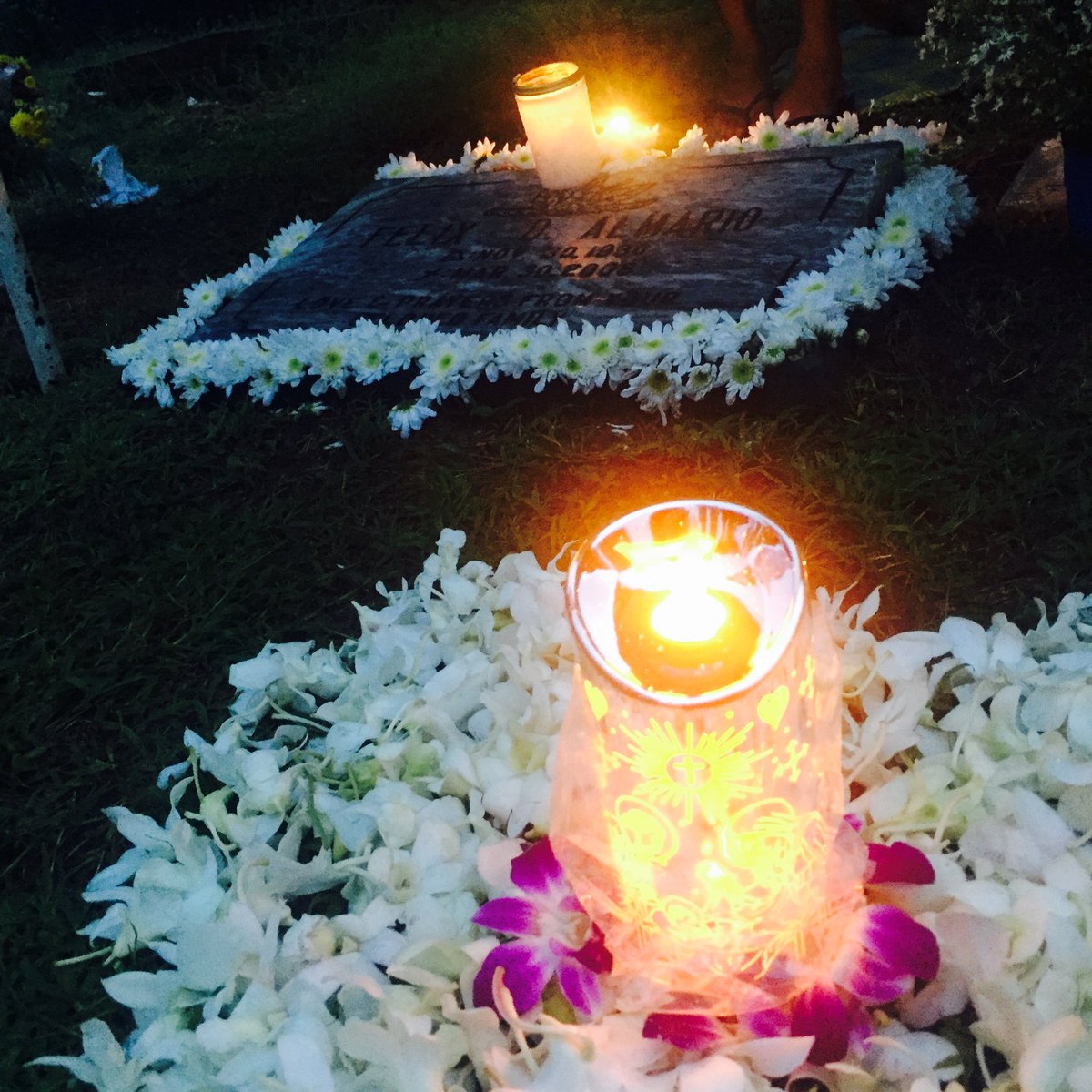 rynlynlmr's tweet photo. Felix Almario &amp; Venancia Almario
Missyousomuchhh bothh😢
#Undas2017 https://t.co/Uh1xUkHy2y