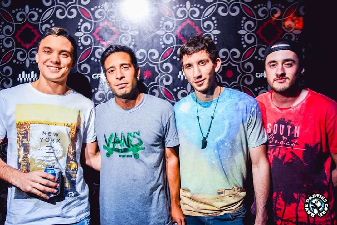 ooo000000000oo0's tweet image. Mil saliditas más con ellos ❤ #RavePartiesCorp #rave #verticalmode #psy