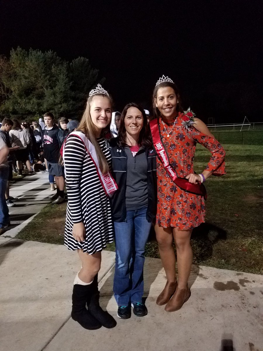 girlsBBlhs's tweet image. Girls basketball taking homecoming Queen and Princess!!