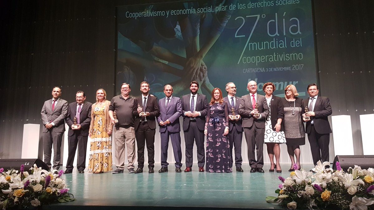 ucomur's tweet photo. 📷 Foto de familia de los premiados en #DMC17, ¡Gracias por vuestro impulso imprescindible al cooperativismo en la Región de Murcia! 👍 https://t.co/j24ysVmdyE