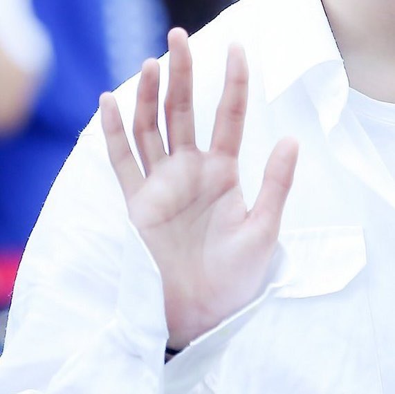 its so delicate and pretty, i just want to intertwine my fingers with his’