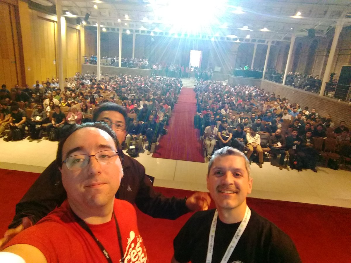 chile_socrates's tweet photo. En los lightning talks de #starsconf presentamos e invitamos a todos a nuestra comunidad. #sorryjose #selfiefail https://t.co/ntH22Tzn1s https://t.co/T4vAkkMUXE