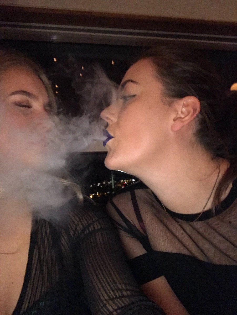 Grímurinn er mættur á tweeter.
Hér er fyrrverandi ritstýra að blása andagiftinni á þá nýju. Svaka flott. Mjög gaman.