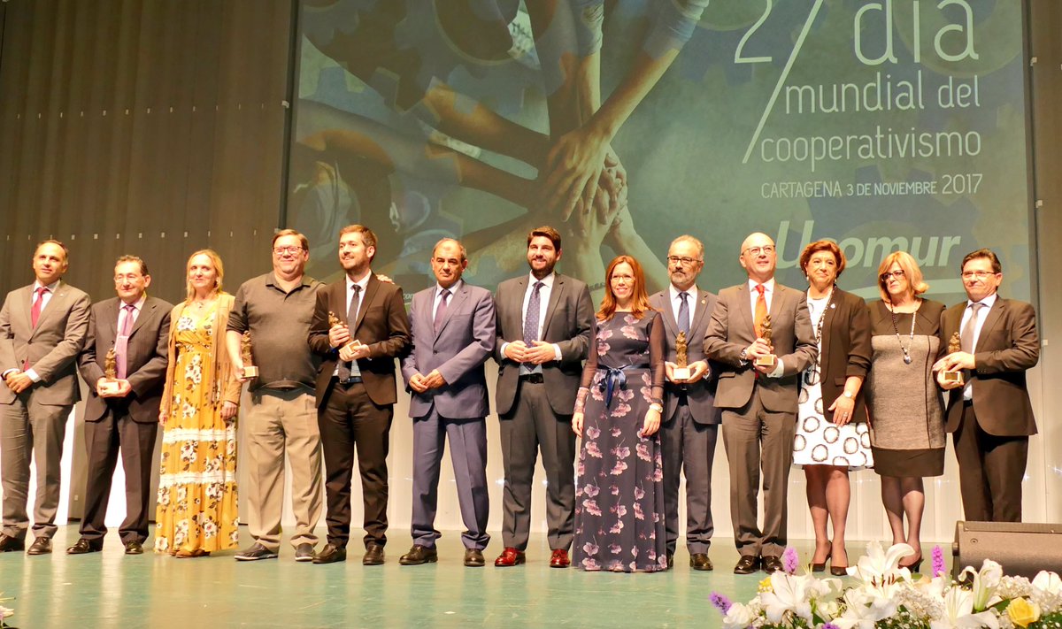 UECoE3's tweet photo. Enhorabuena a todos los premiados y a @ucomur @ucoerm y @japedreno por su  apoyo y fomento del cooperativismo #DMC17 https://t.co/GFZv7j0tq2 https://t.co/dOLUOvVKsQ