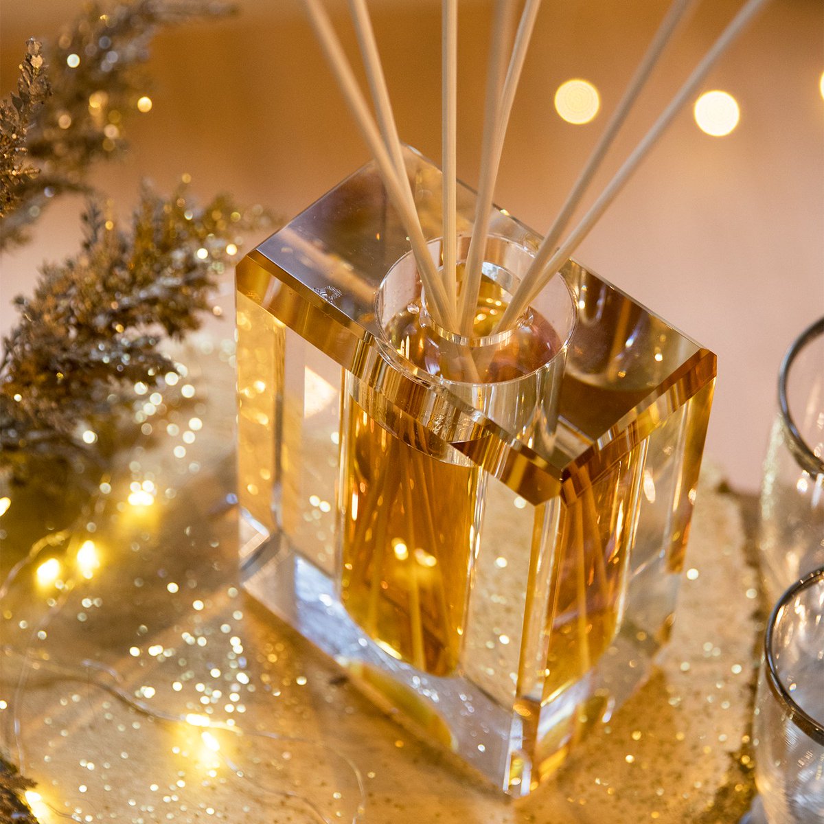 anticagirl's tweet photo. First snow in #Seattle calls for some extra #sparkle this evening with our #CrystalDiffuser! #anticagirl https://t.co/Rzs3U9jnby