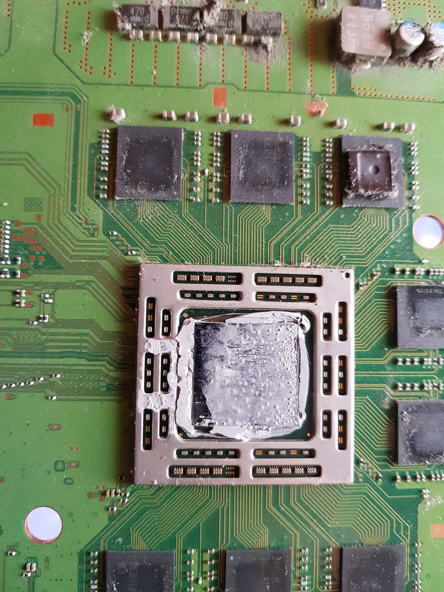 pascou on X: La ps4 manque de pâte thermique #ps4 #chaud #thermique   / X